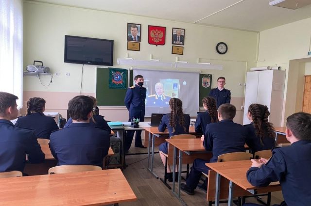 В Усть-Лабинске следователь СКР провел урок мужества в кадетском классе