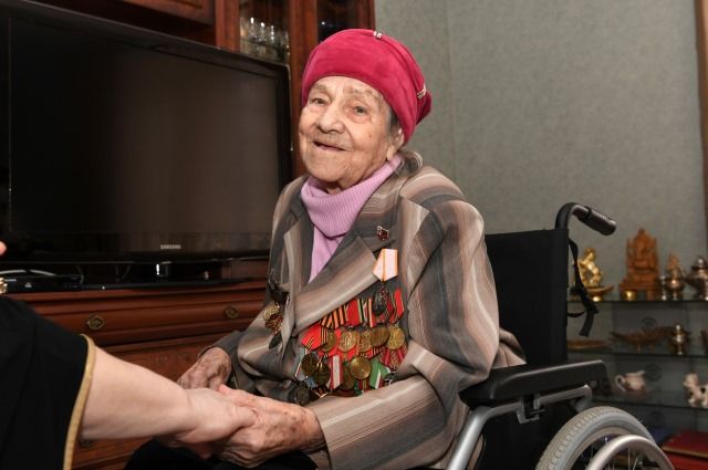 100-летняя пожилая женщина привилась от коронавируса в Казани