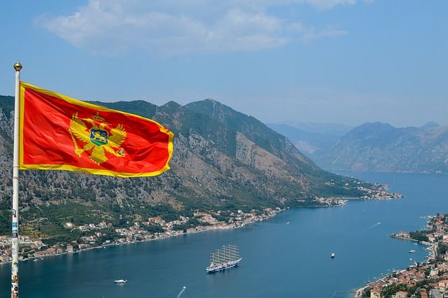 Крупный природный пожар угрожает столице Черногории