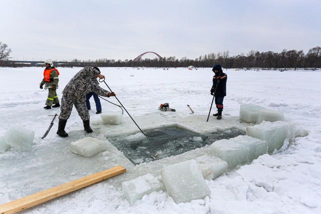 В Новосибирске засыпали снегом четыре незаконные купели на Крещение