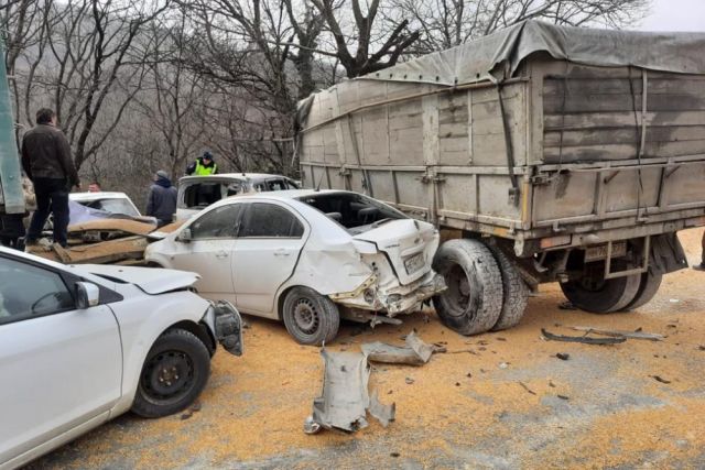 В Новороссийске в жестком ДТП с 11 машинами погиб водитель КамАЗа