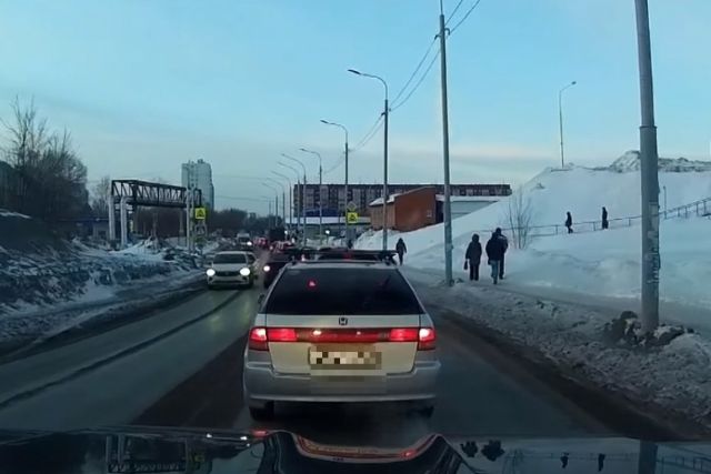 В Новосибирске BMW попал в ДТП при попытке объехать пробку по встречке
