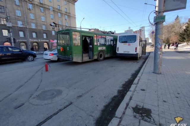 В Новосибирске автобус и маршрутка столкнулись на улице Дуси Ковальчук