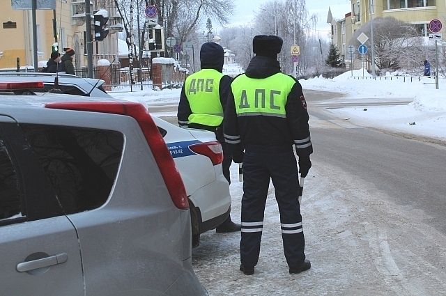 В Новосибирске инспекторы ДПС задержали идущего по дороге раненого мужчину