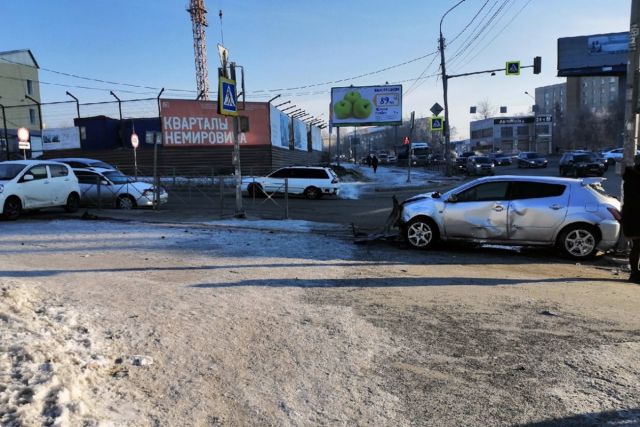 В Новосибирске Toyota вынесло на тротуар после столкновения с KIA
