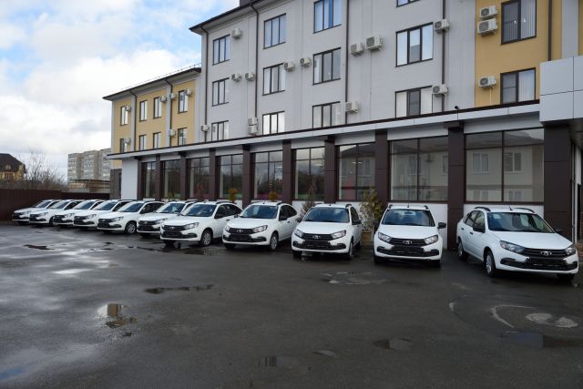 Мурат Кумпилов вручил медработникам ключи от 11 санитарных автомобилей