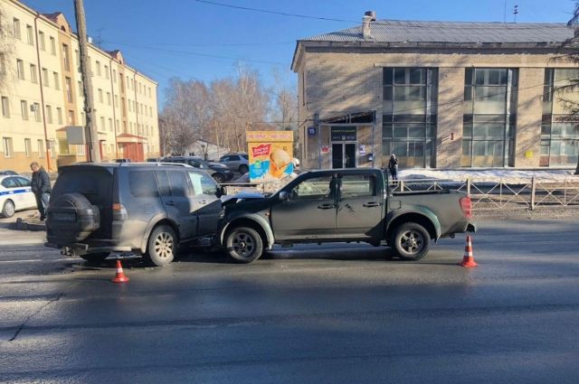 Женщина пострадала в столкновении двух внедорожников в Новосибирске