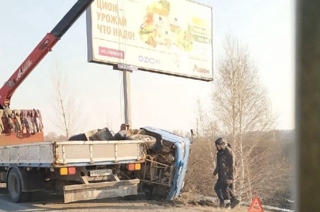 Грузовик перевернулся после наезда на рекламный щит под Новосибирском