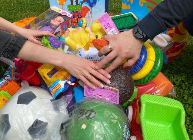 В Майкопе молодожены попросили гостей подарить игрушки вместо цветов