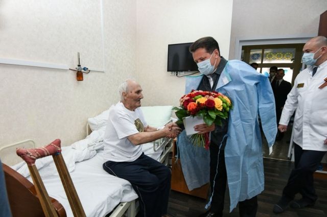 Мэр Казани навестил труженика тыла времен ВОВ в больнице