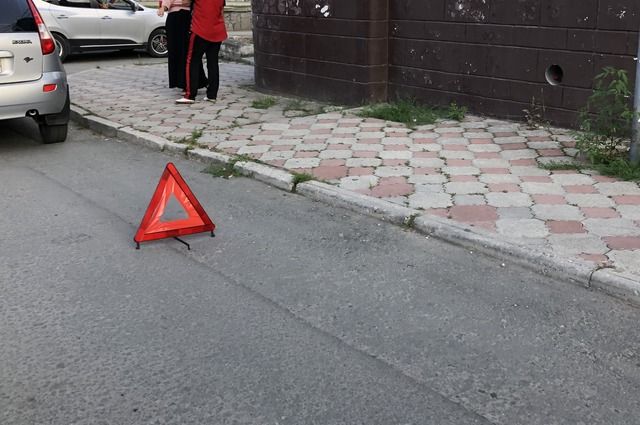 Пьяный водитель сбил мужчину с ребёнком на парковке ТЦ в Альметьевске
