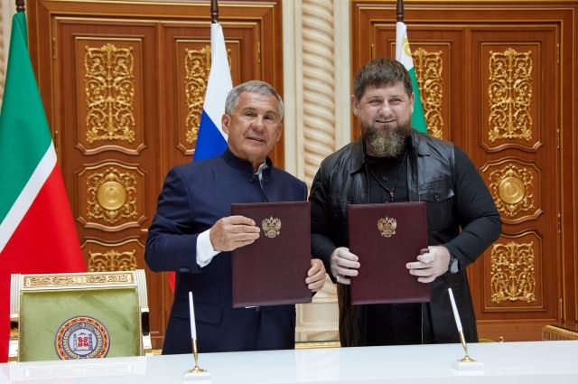 Рустаму Минниханову вручили медаль «Памяти Ахмат-Хаджи Кадырова»