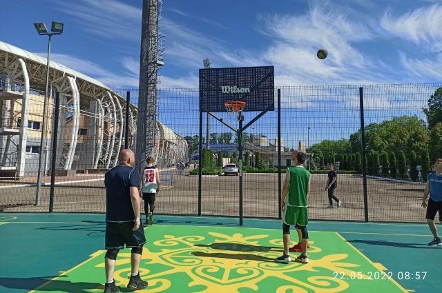 В Майкопе открылась новая баскетбольная площадка