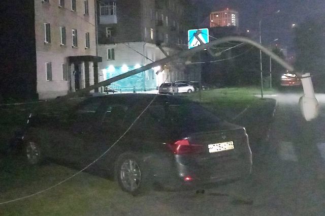 В Новосибирске водитель каршерингового BMW сбил фонарь