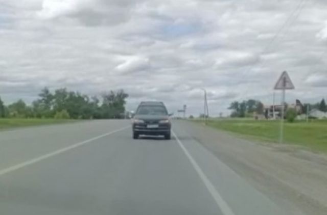 На трассе под Новосибирском заметили машину, которая двигалась задним ходом