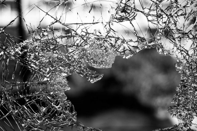 Трое школьников в Сочи обкидали камнями поезд и разбили стекло в вагоне