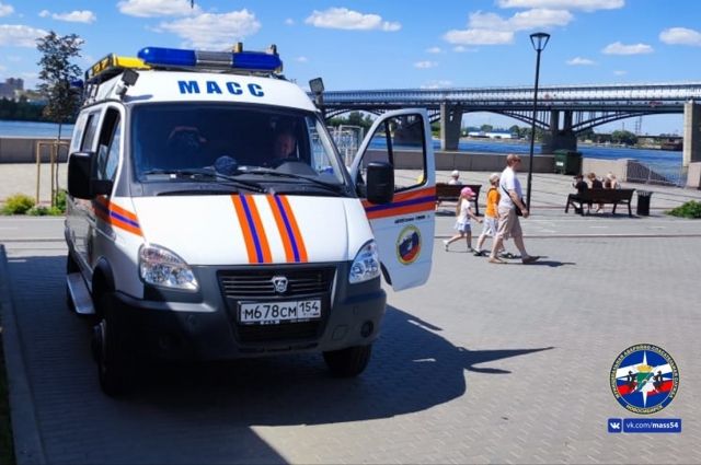 В Новосибирске мужчина угрожал спрыгнуть с Октябрьского моста в Обь