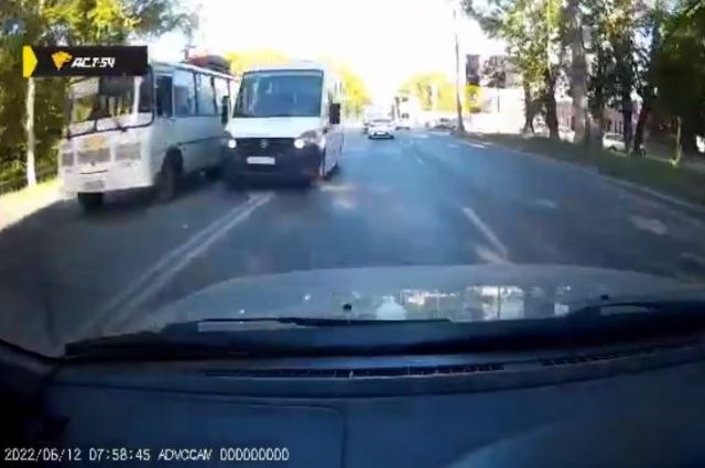 В Новосибирске ищут водителя маршрутки после опасных манёвров на трассе