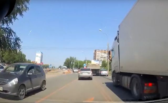 В Новосибирске незначительное ДТП с грузовиком блокировало движение
