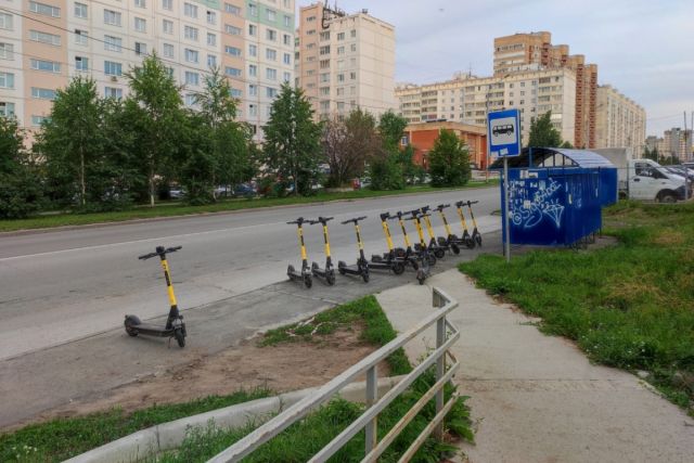Стихийная парковка электросамокатов появилась на остановке в Новосибирске