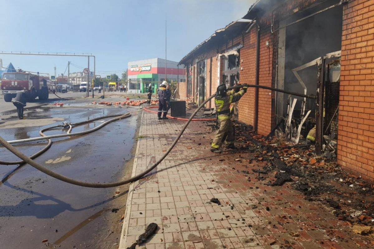 В Ейске потушили крупный пожар в районе рынка, эвакуировано 20 человек