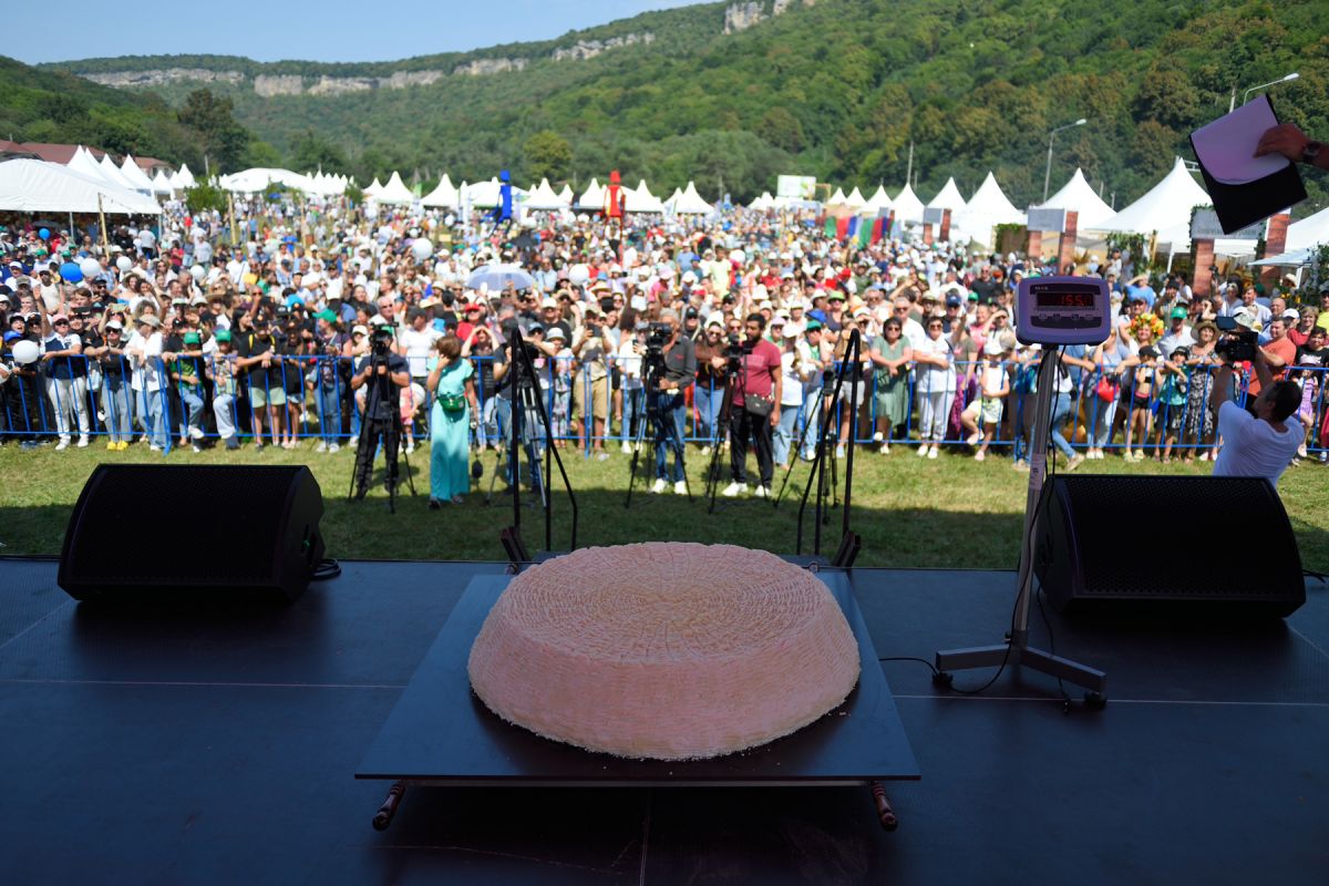 В Адыгее произвели самый большой в мире круг адыгейского сыра