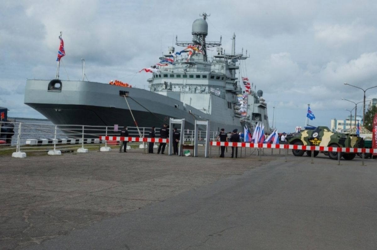 В Архангельске пришвартовался большой десантный корабль