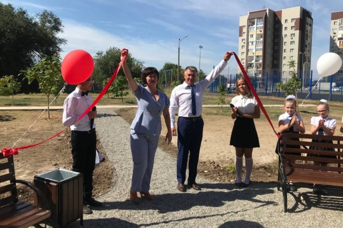 Банк «Открытие» подарил астраханской школе №27 учительский сквер