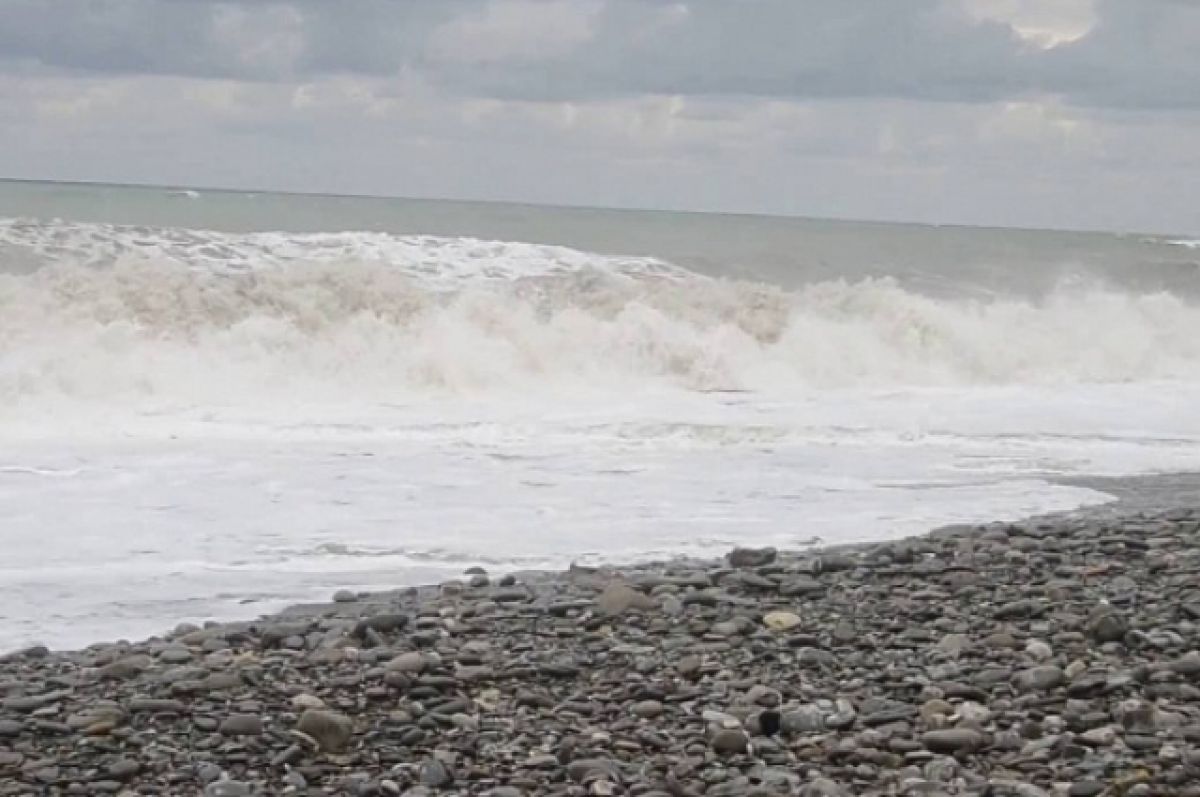 На пляже в Сочи во время шторма утонул мужчина
