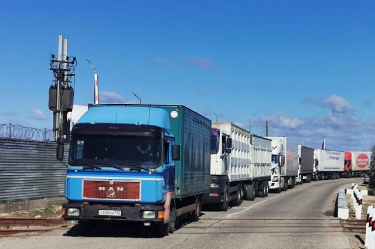 1043 грузовых автомобиля сейчас ожидают очереди на Керченскую переправу
