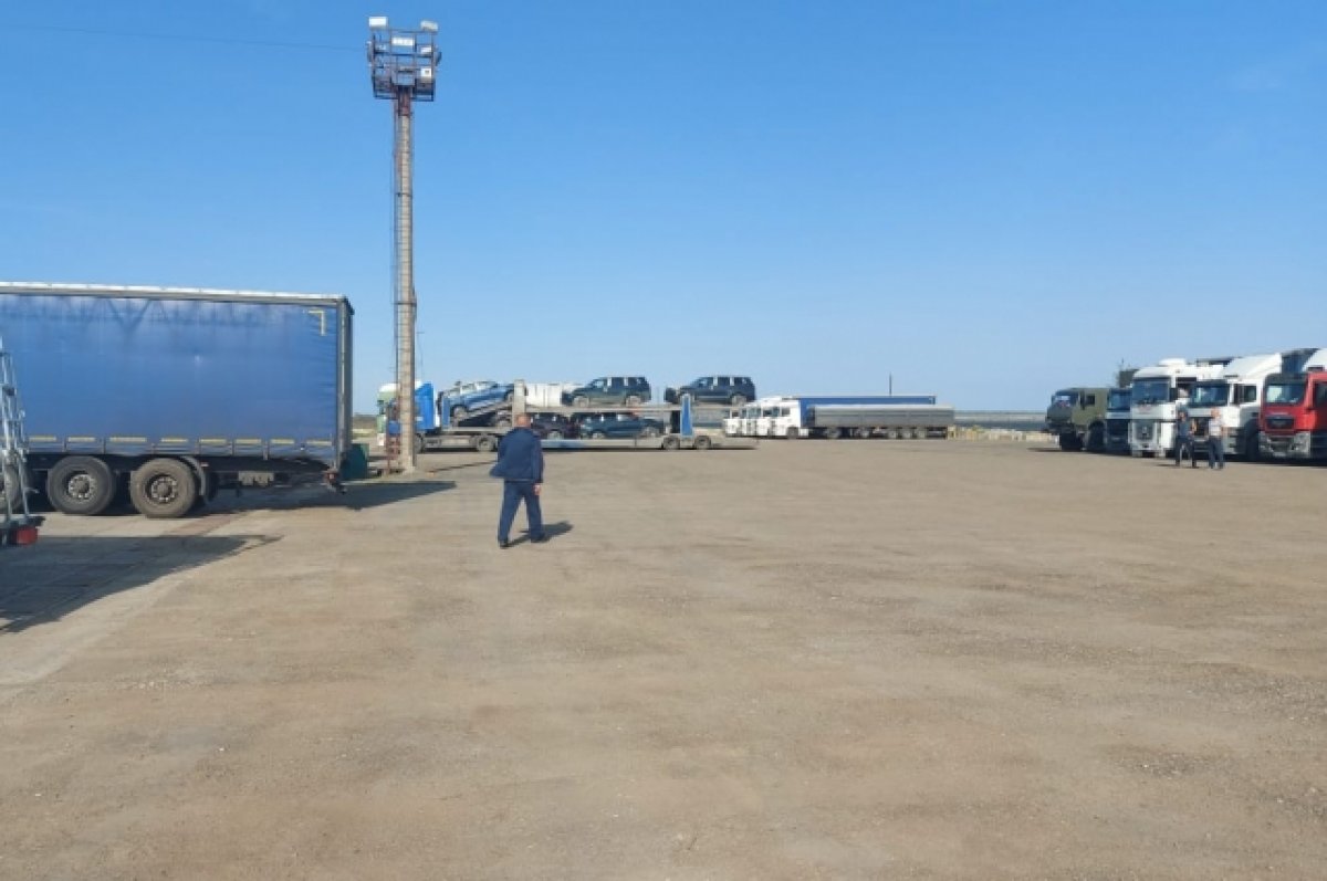 Более 500 грузовиков ожидают отправки через Керченский пролив