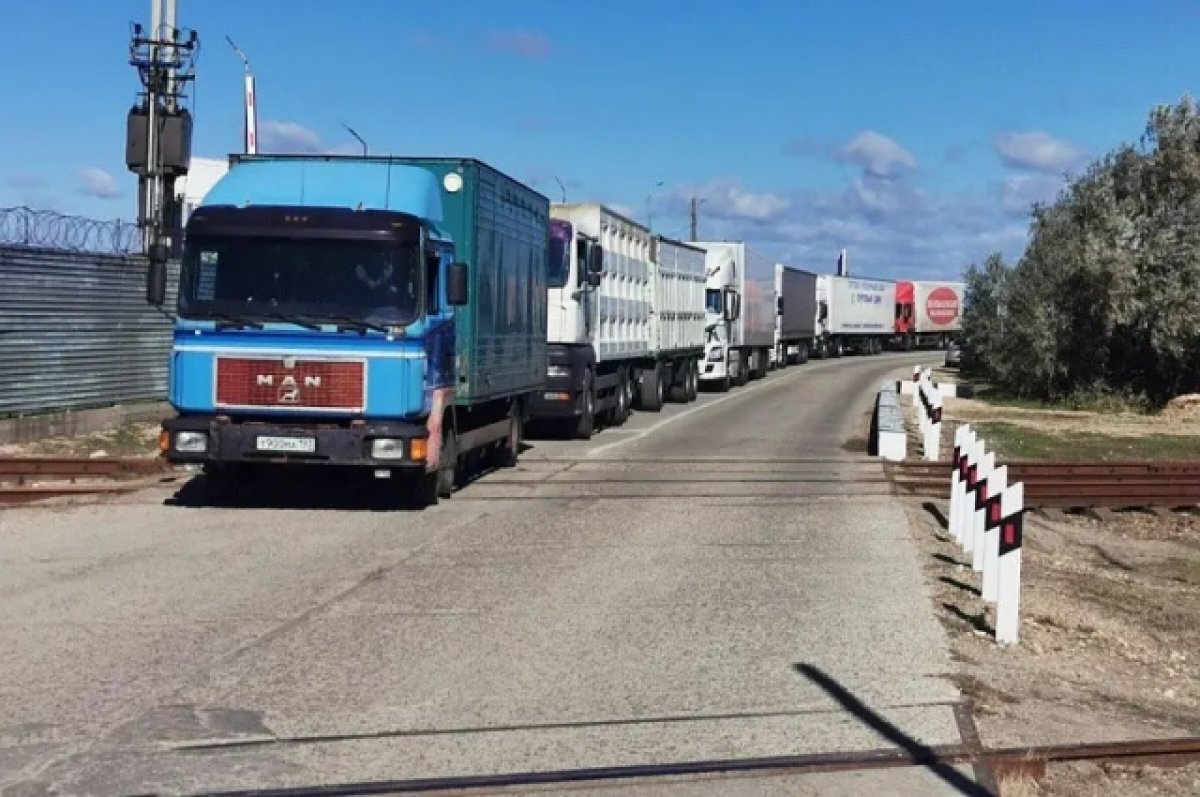 Очередь из грузовиков на переправу через Керченский пролив уменьшается