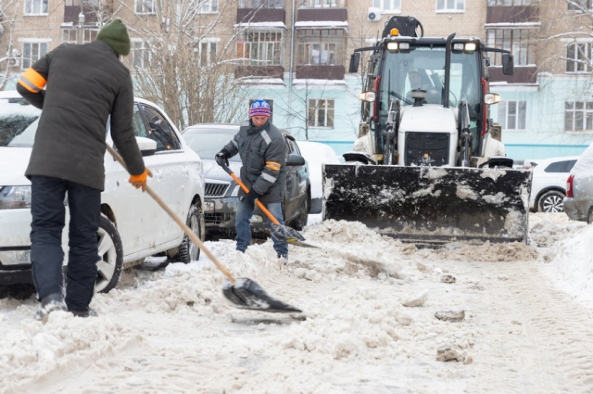 На уборку дорог в Казани вышли 646 рабочих и 269 единиц техники