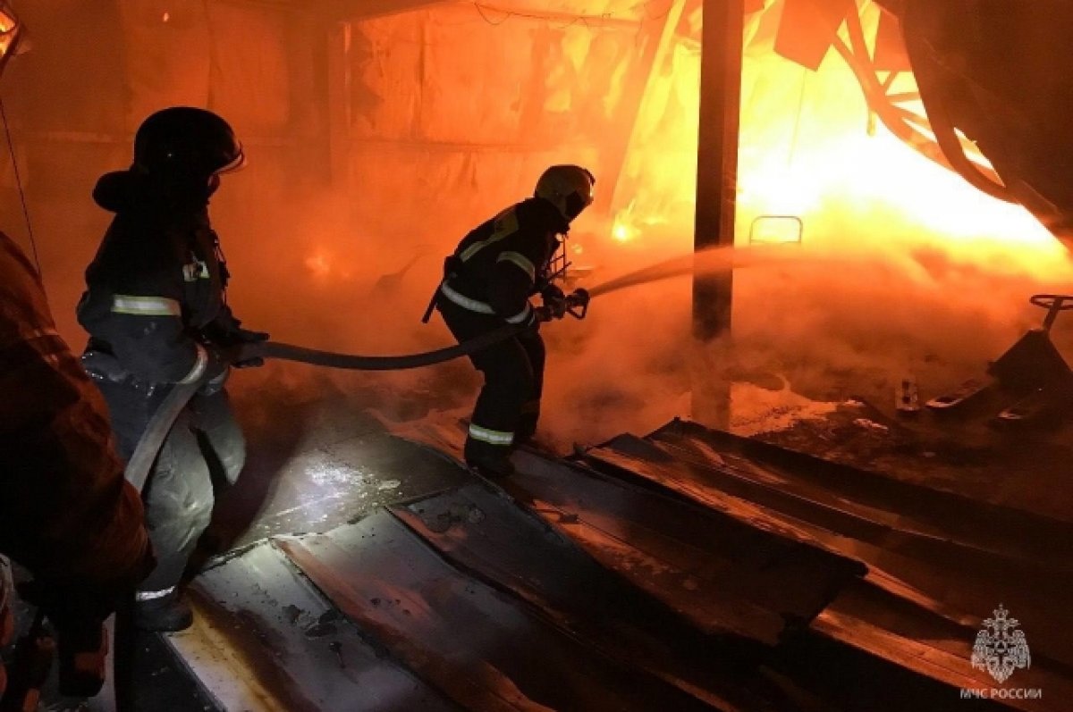 Во Владивостоке полностью потушили пожар на двух складах