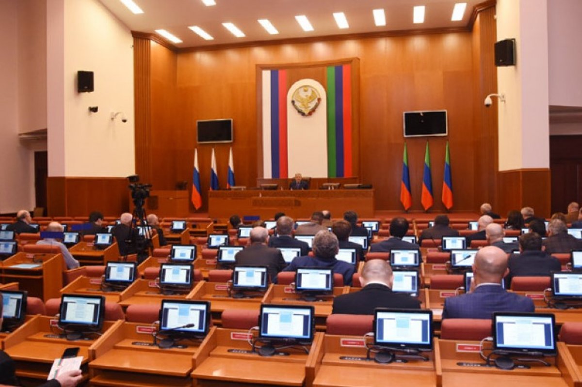 В Дагестане приняли закон об увеличении возраста пребывания на госслужбе