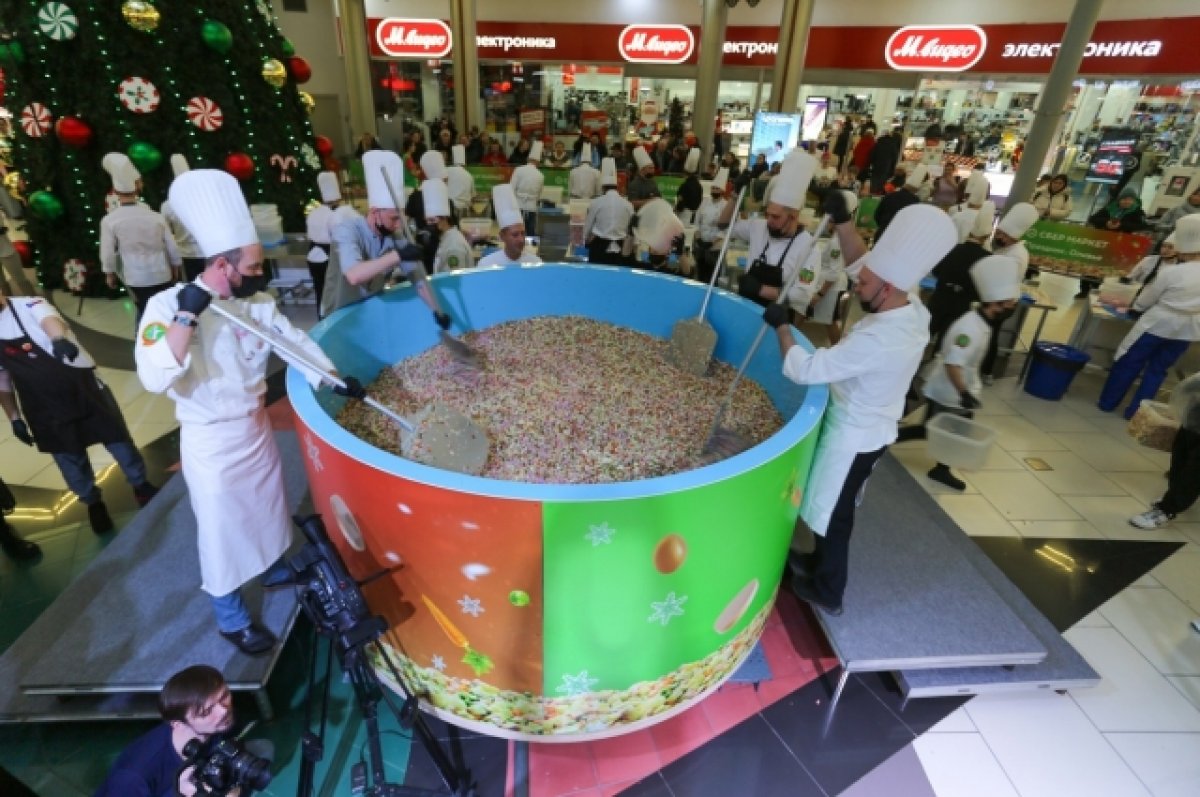 В Новосибирске 85 поваров приготовили салат «Оливье» весом 4154 килограмма