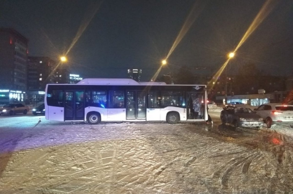 В Новосибирске автобус №5 врезался в автомобиль, пострадали четыре человека