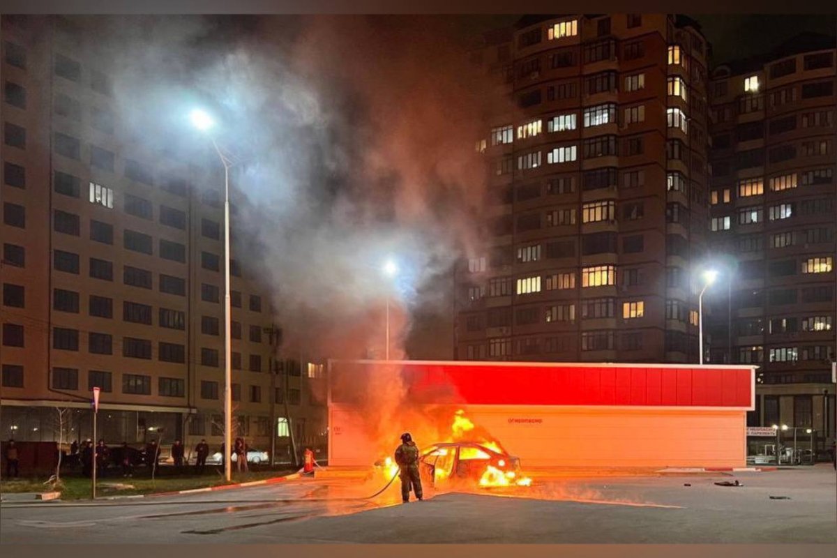Автомобиль сгорел на автозаправке в Каспийске