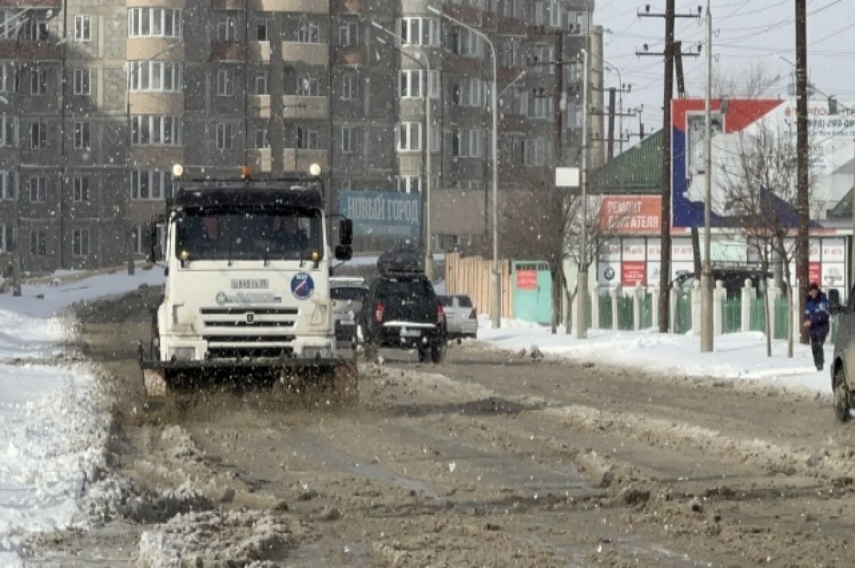 В Махачкале сотни дворников и 29 единиц техники занимаются расчисткой дорог