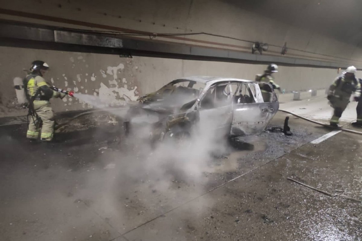 В Сочи в тоннеле на ФАД А-148 сгорел автомобиль