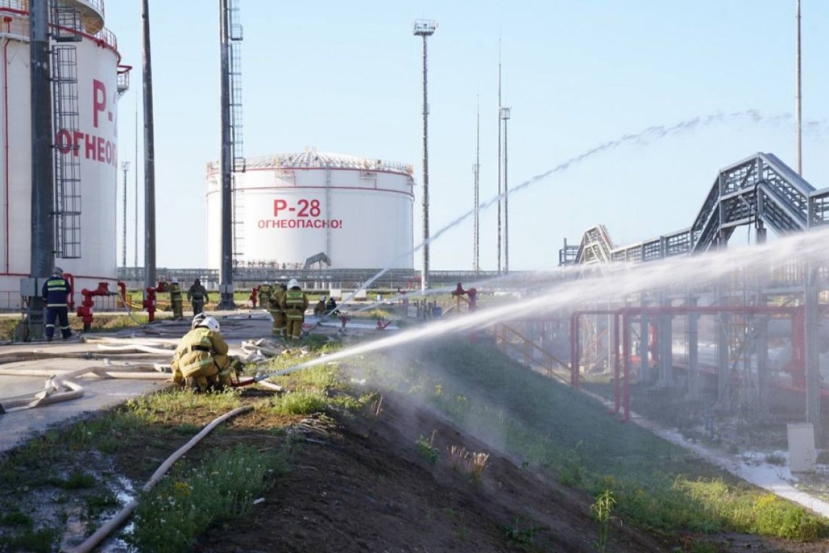 СМИ: резервуар в поселке Волна на Кубани загорелся после атаки БПЛА