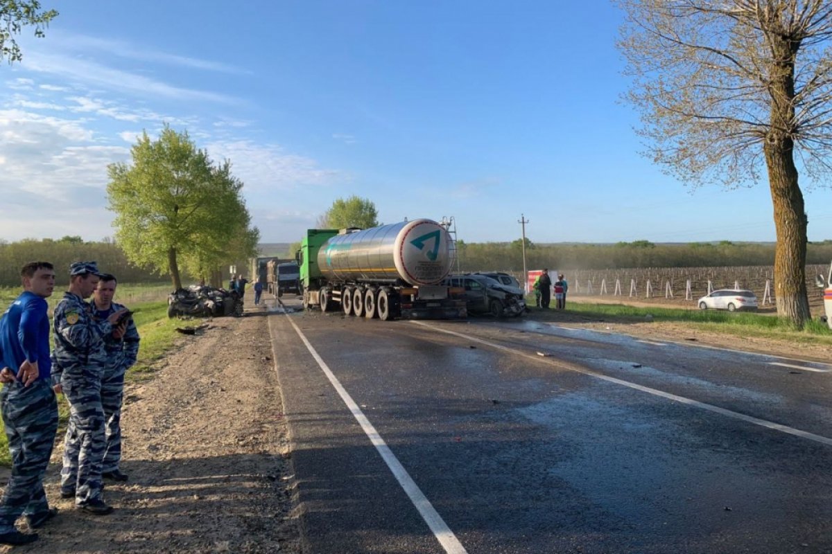 В Краснодарском крае перевозивший масло «Мерседес» столкнулся с 5 машинами