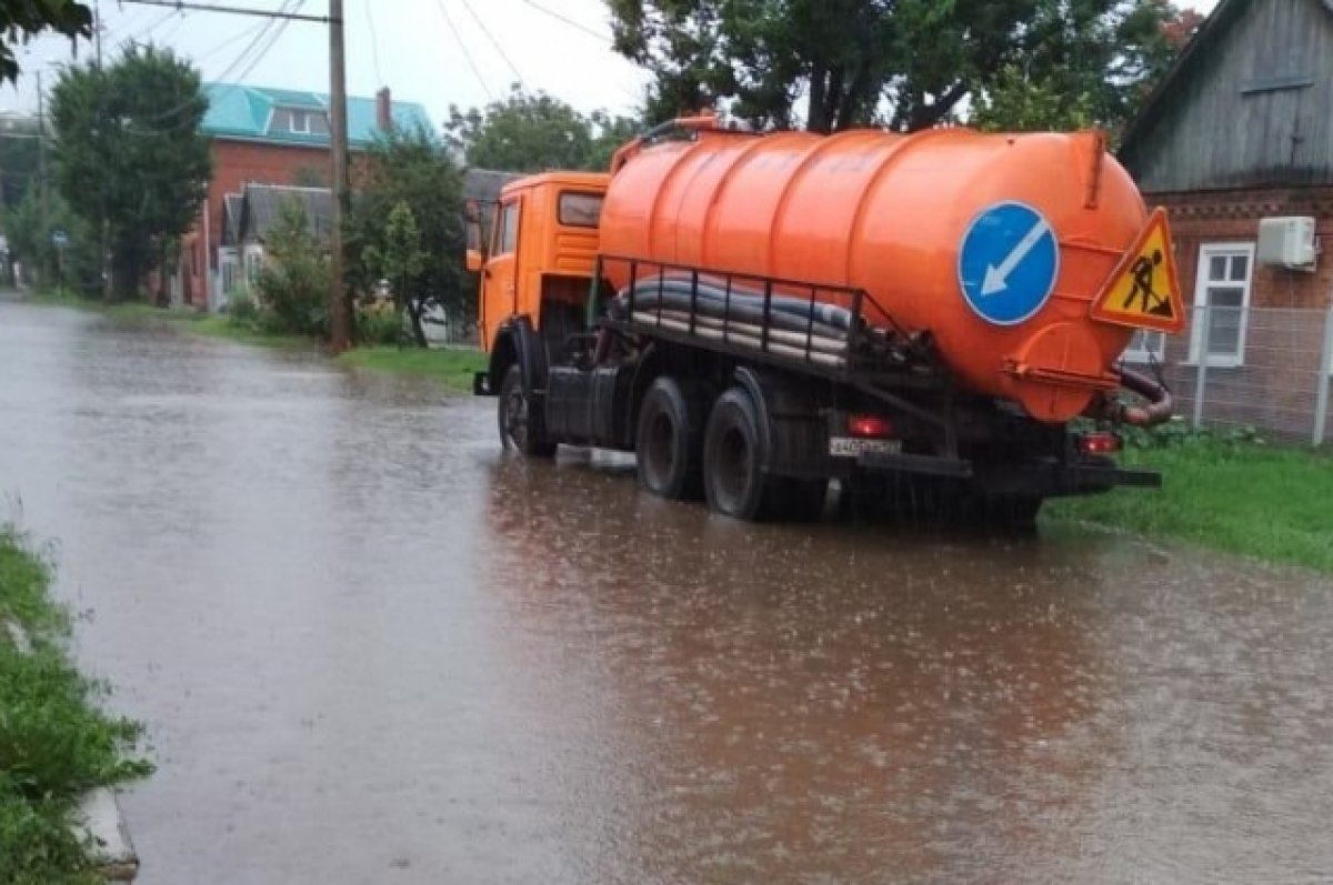 На дорогах Краснодара работает водооткачивающая техника