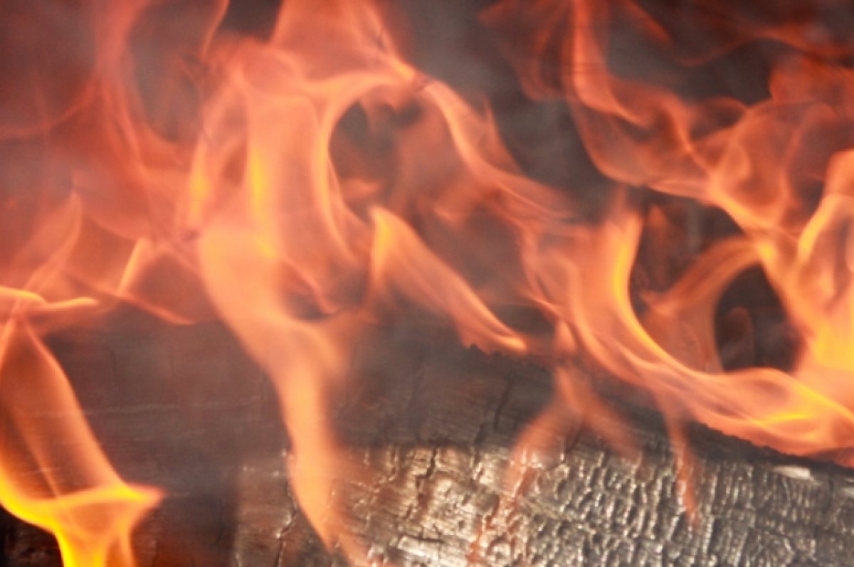 В Сети очевидцы опубликовали кадры пожара в Сочи, горит частный дом