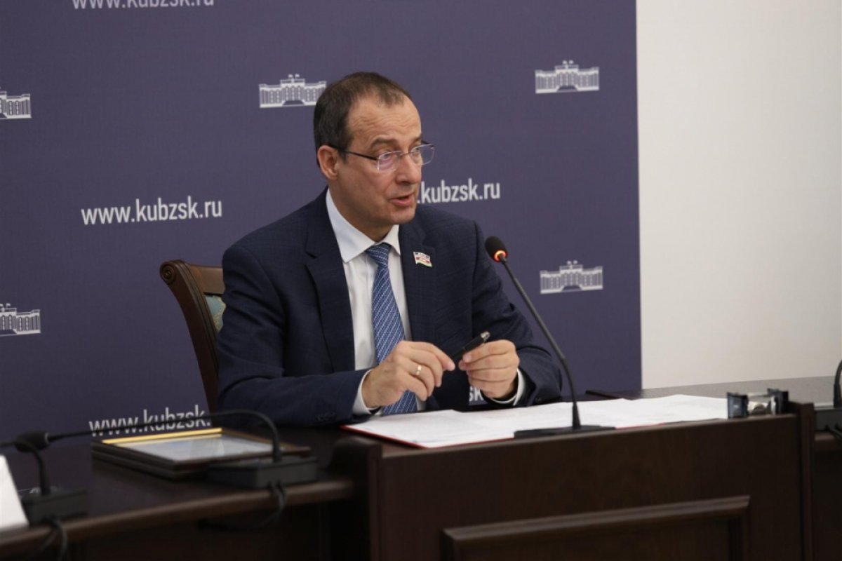 Юрий Бурлачко рассказал о ключевых вопросах очередной сессии ЗСК