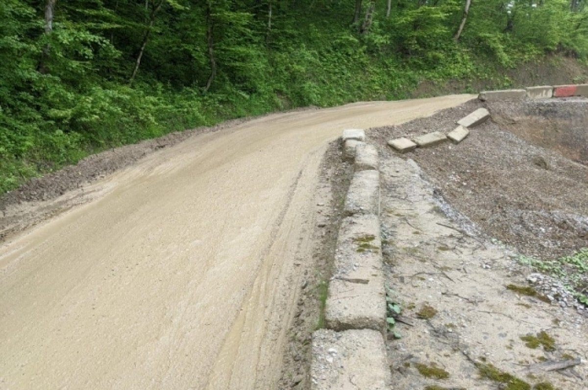 Из-за оползня на Шаумянском перевале на Кубани обрушился участок дороги