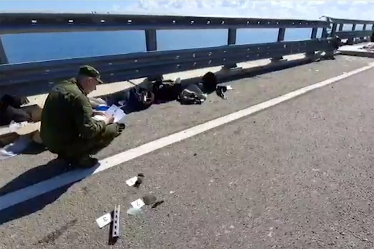 Очевидец удара по Крымскому мосту рассказал о трех взрывах возле объекта
