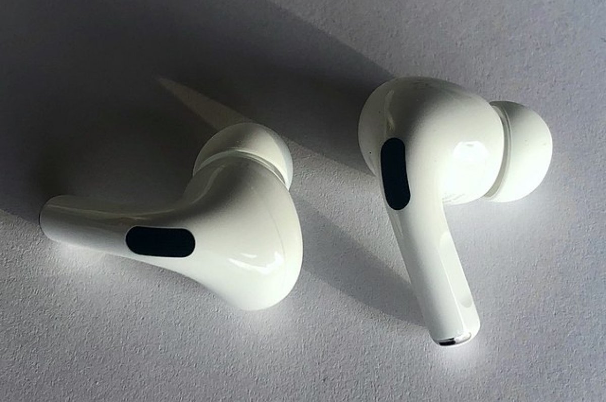    AirPods,      