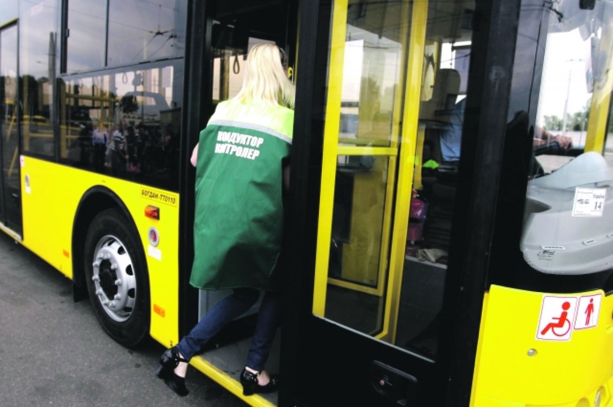В Москве безбилетник напал на контролера в электробусе