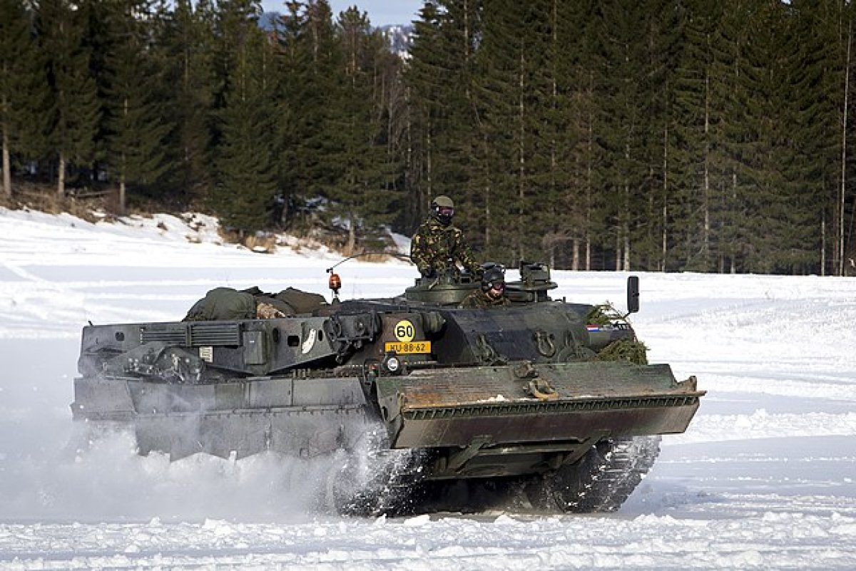      Leopard 2  10  Marder